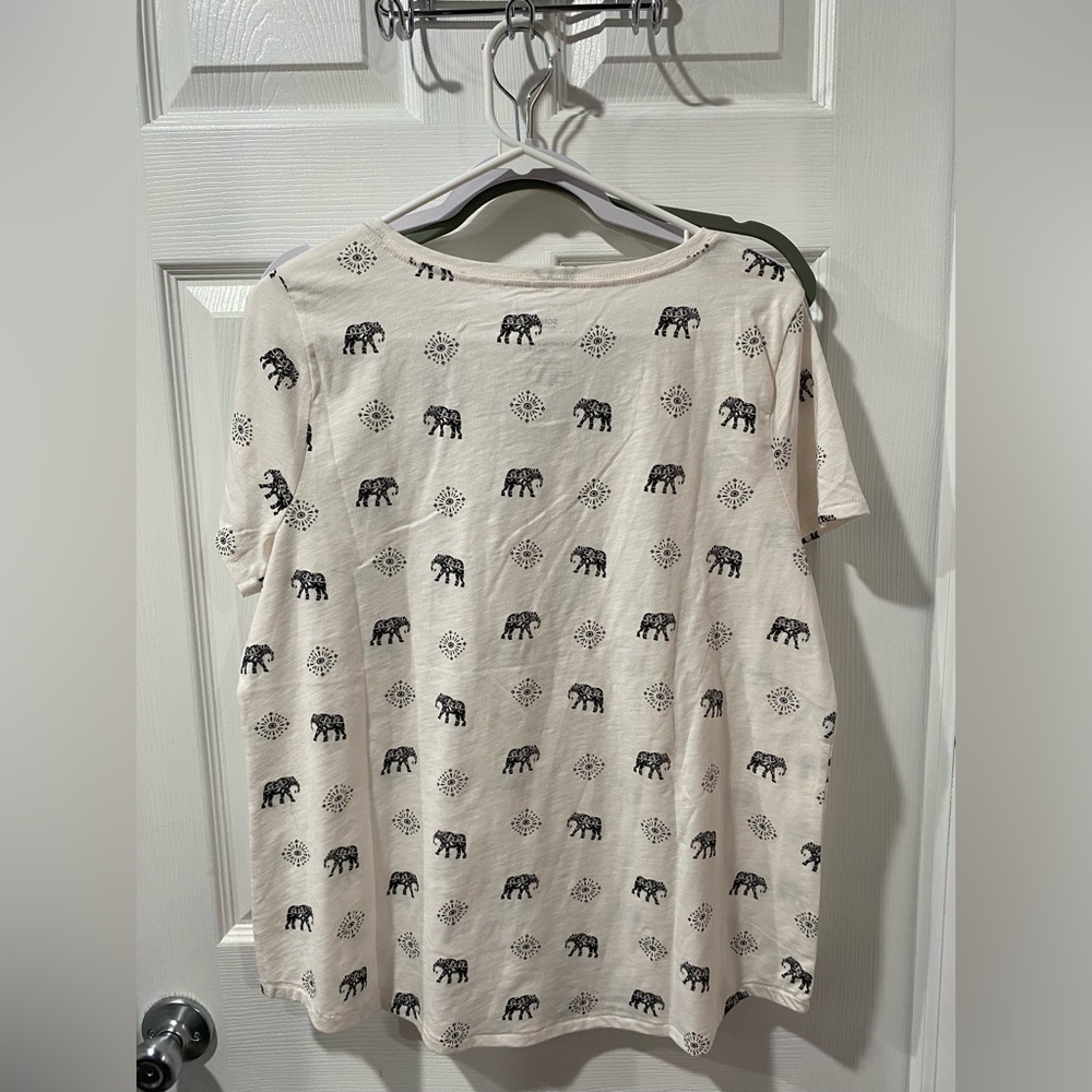 Sonoma women’s the everyday tee, size XL, with elephants
Print, good condition. - Picture 3 of 6